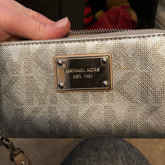 Micheal Kors small wristlet - Picture 3 of 3